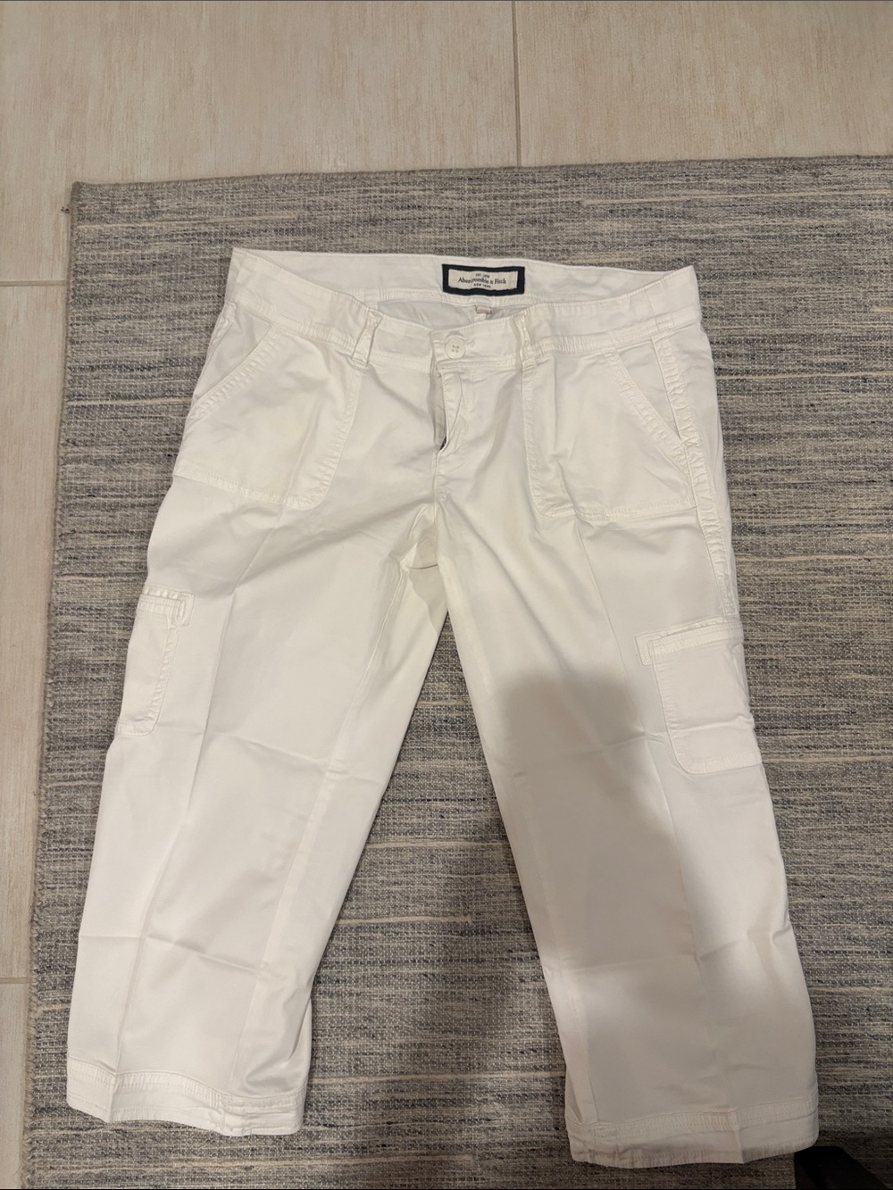 Abercrombie & Fitch White Cargo Cropped Pants